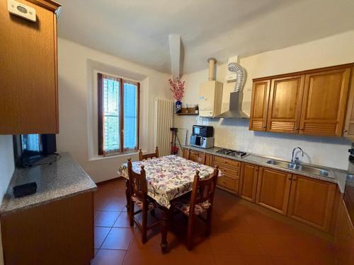 Η κουζίνα ή μικρή κουζίνα στο Molinella Appartamento Amelia & Carlo