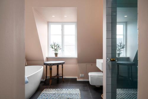 Koupelna v ubytování Luxury Canal-Front Apartment by Renowned Interior Designer