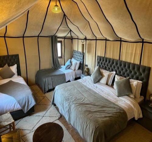 Postel nebo postele na pokoji v ubytování Desert cmp luxury