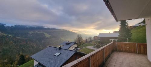 einen Balkon eines Hauses mit Bergblick in der Unterkunft Grundwert Apartment in Fontanella