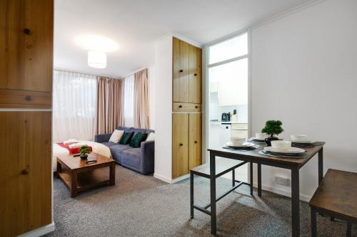 un soggiorno con un divano e un tavolo di Central London 2-Bed Flat - 6min to Victoria Station a Londra