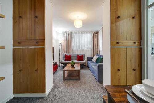 un soggiorno con un divano e un tavolo di Central London 2-Bed Flat - 6min to Victoria Station a Londra