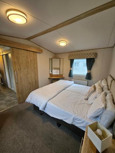 a bedroom with a large bed in a room at KMH Caravans at Flamingo Land in Kirby Misperton