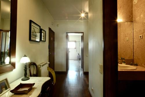 y baño con mesa, lavamanos y bañera. en sunset@leçadapalmeira, en Matosinhos