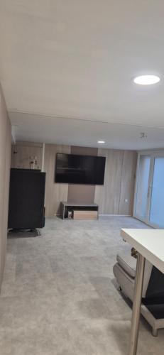 Μια τηλεόραση ή/και κέντρο ψυχαγωγίας στο Rué de Rome