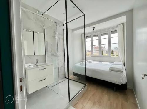 une salle de bain avec une douche en verre et un lit dans l'établissement Exceptional apartment near Parc des Princes, à Boulogne-Billancourt