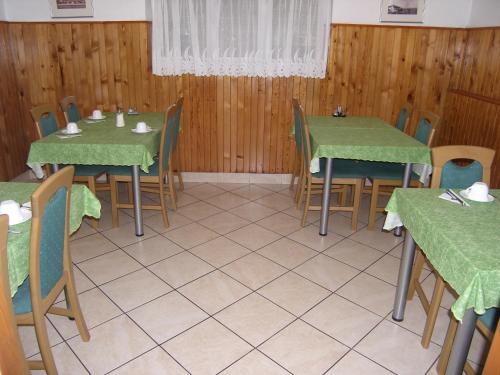 Εστιατόριο ή άλλο μέρος για φαγητό στο Double Room Tkon 8377c