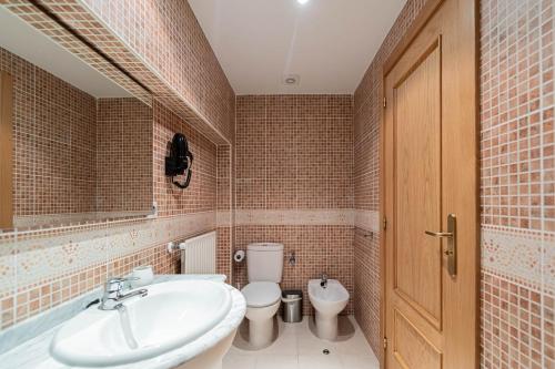 Ένα μπάνιο στο A Cozy Refuge - 2min drive to slopes - 4pax