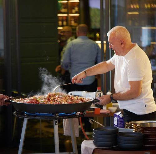 een man die eten kookt in een pan op een grill bij Central Address 4 - Palace of Parliament Area in Boekarest