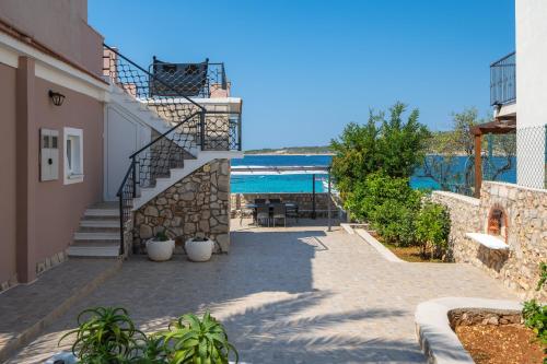 Beachfront family-friendly house with hot tub Kanica, Rogoznica - 16304