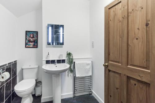 ベッドフォードにあるLuxeVille I Serene 3BR Apartment with Private Courtyard I LongTerm RatesI ParkingI WiFiの白いトイレと洗面台のあるバスルーム