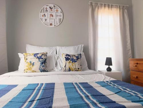 Giường trong phòng chung tại Serubi Cottage