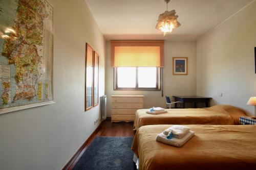 Habitación con 2 camas y mapa en la pared en sunset@leçadapalmeira, en Matosinhos