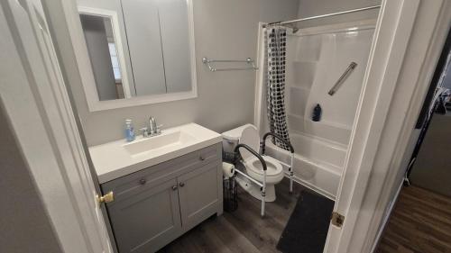 Ένα μπάνιο στο Quiet Comfort Home in Silver Spring