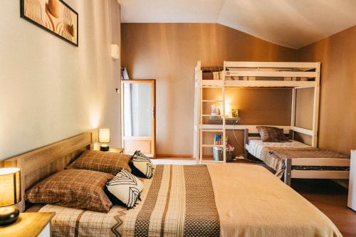 Ένα ή περισσότερα κρεβάτια σε δωμάτιο στο Gite et chambres d'Hotes de Cozance