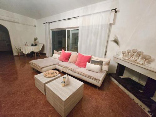 a living room with a couch and a fireplace at Dias de sol in Fuzeta
