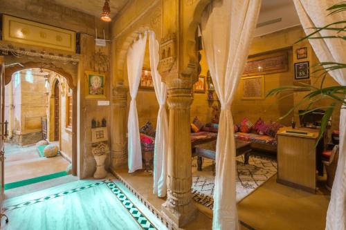 uma casa com piscina no meio de um quarto em Hotel Rajmandir em Jaisalmer