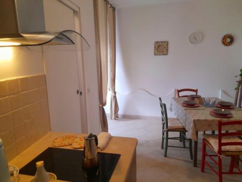アルベロベッロにあるNonna Livia - vicino centro storico Trulliのテーブルと椅子のあるキッチンとダイニングルーム