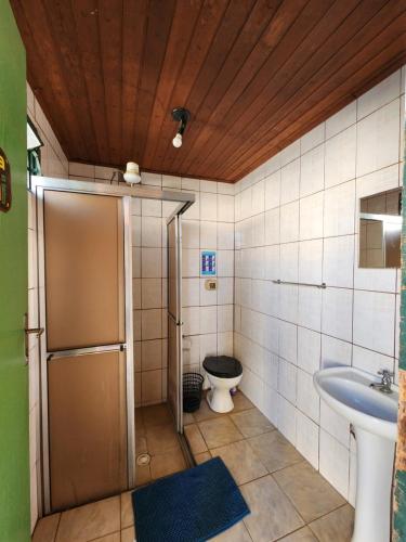 a bathroom with a toilet and a sink at Refúgio com Piscina, Churrasco e Lazer no Campo in Sumaré