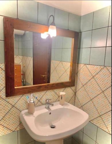 a bathroom with a sink and a mirror at All’ombra del Miletto in San Massimo