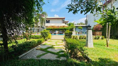 瓦都瓦Erin Orr Villa的房屋前带走道的花园