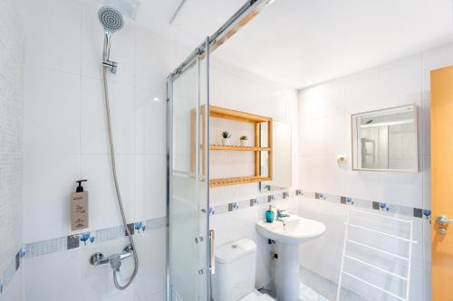 ein Badezimmer mit Dusche, Toilette und Waschbecken in der Unterkunft VB Albatros - 2BR Apartment Close to the sea in Benalmádena