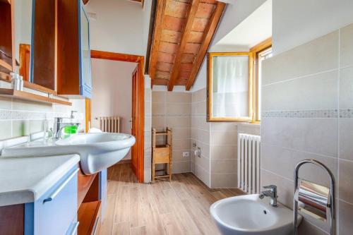 a bathroom with two sinks and a window at Il Tinaio di Mary in Cetona