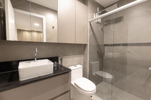 a bathroom with a toilet and a sink and a shower at Estúdios modernos no Empiria by WeHousy in Luis Eduardo Magalhaes