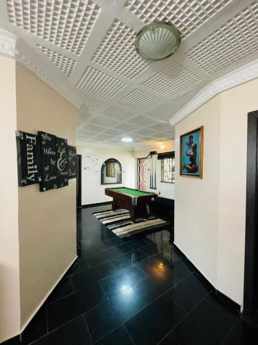 イバダンにあるCozy 4-Bedroom Home in Ibadanの卓球台付きの部屋