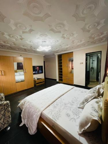 イバダンにあるCozy 4-Bedroom Home in Ibadanの大きなベッドルーム(大型ベッド1台付)