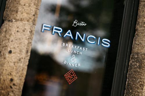 Certificado, premio, señal o documento que está expuesto en Boutique Hotel Kint