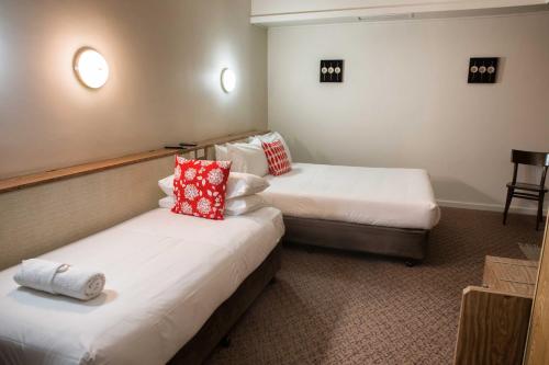 Ένα ή περισσότερα κρεβάτια σε δωμάτιο στο Burkes Hotel Motel