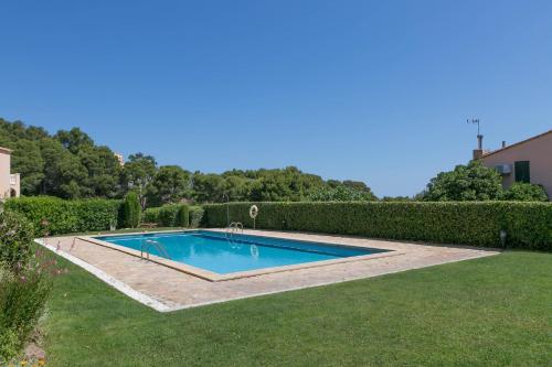 Πισίνα στο ή κοντά στο 2 bedroom apartment in Aiguafreda Begur. Sea views terrace and pool Ref:H11