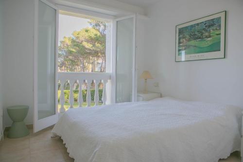 Ένα ή περισσότερα κρεβάτια σε δωμάτιο στο 2 bedroom apartment in Aiguafreda Begur. Sea views terrace and pool Ref:H11