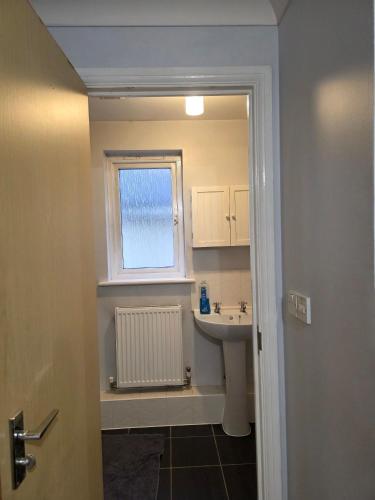 HytheにあるNear Colcheste town centreの洗面台と窓のあるバスルーム