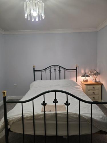 HytheにあるNear Colcheste town centreのベッドとシャンデリアのある寝室