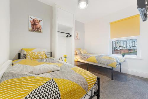 Ένα ή περισσότερα κρεβάτια σε δωμάτιο στο New! 2BR in Station Road