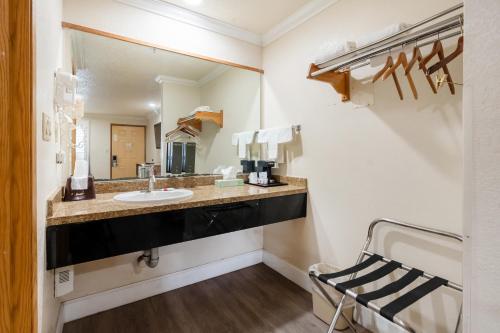 un bagno con lavandino e specchio di Budget Inn Corcoran Near Tulare CA 43 a Corcoran