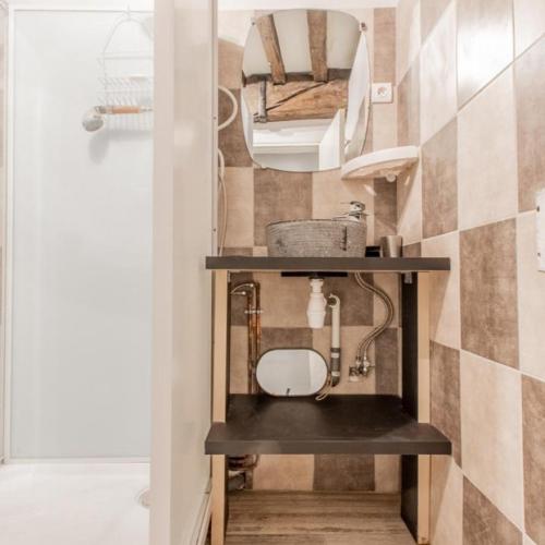 ein kleines Badezimmer mit Waschbecken in einem Zimmer in der Unterkunft Arhomeplus - Gîte & Séjours Bien-être à Autun in Autun