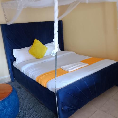 BometMaureen Homes的一张带秋千的床