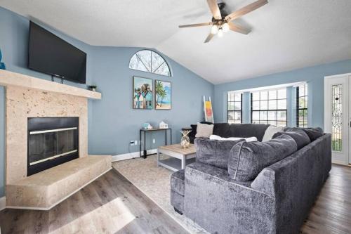 Μια τηλεόραση ή/και κέντρο ψυχαγωγίας στο Twin Palms Beach House - Salt Poolspa! Game Room!