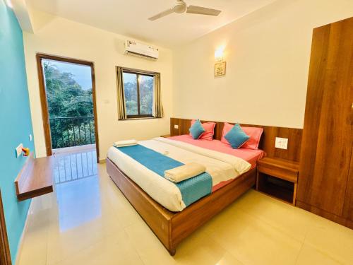 Jāmbにある2 bedroom apartment with pool in vagatorの窓のある大きなベッドのある寝室