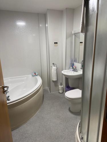 オークニー諸島にあるAvalon Guesthouseの浴槽、トイレ、洗面台を備えたバスルーム