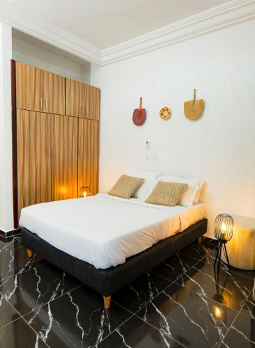 a bedroom with a large bed in a room at Casa Hôtel Résidence in Abidjan