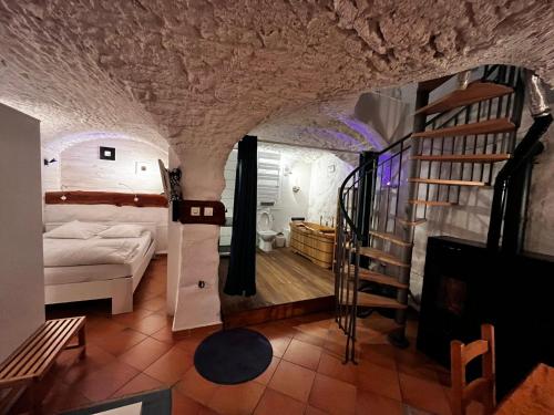 una stanza con un letto e una scala in una grotta di CHALET ALPINA ad Auris