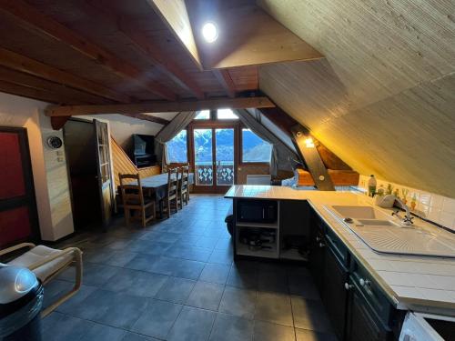 una vista dall'alto di una cucina con soffitta di CHALET ALPINA ad Auris