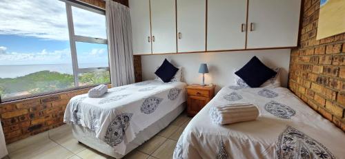 マーゲートにあるProvidence 77 - Sleeps 4のベッドが2つと大きな窓がある寝室