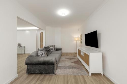 TV a/nebo společenská místnost v ubytování Atlantic Coast Retreat