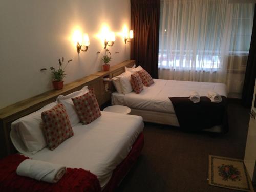 Ένα ή περισσότερα κρεβάτια σε δωμάτιο στο Burkes Hotel Motel