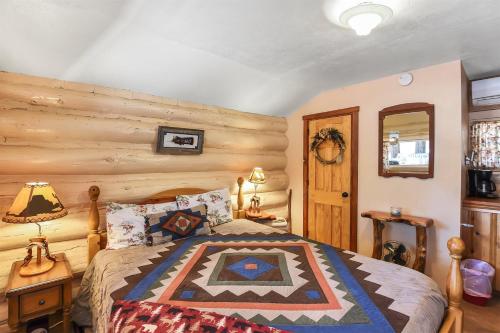 Postel nebo postele na pokoji v ubytování Rogers Cabin Historic Log Cabin in the Woods Near Grand Canyon Flagstaff